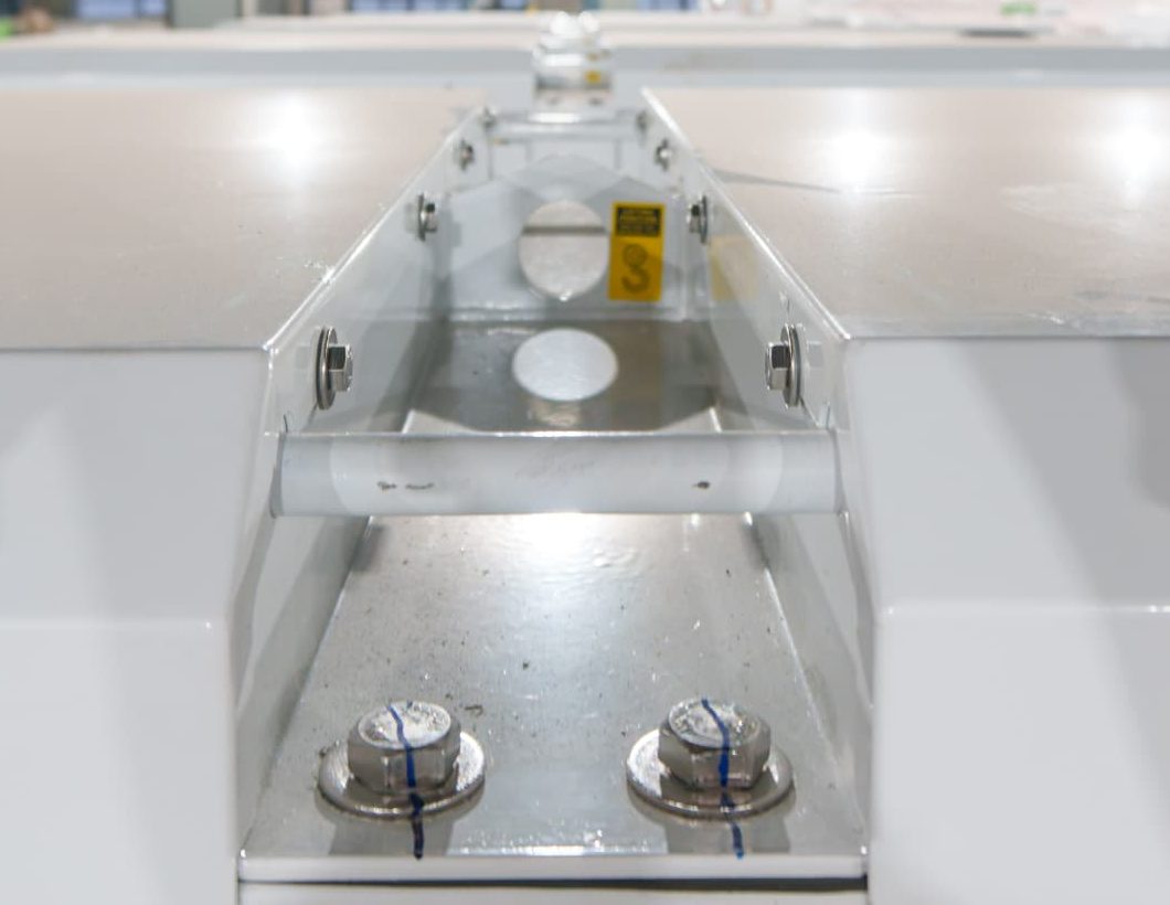 Single central lifting point on the canopy roof