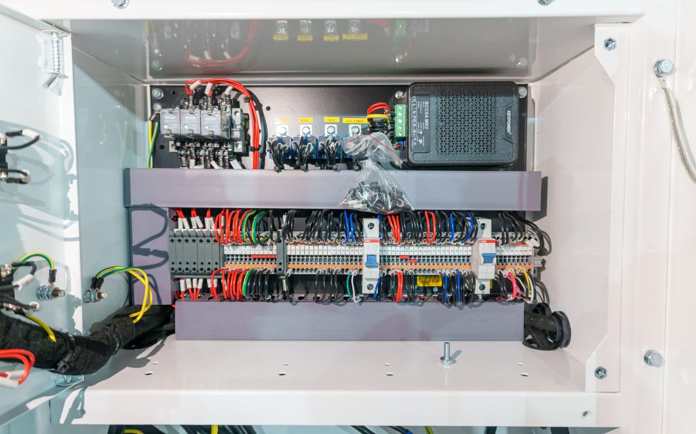 Control cabinet terminal rail and breakers